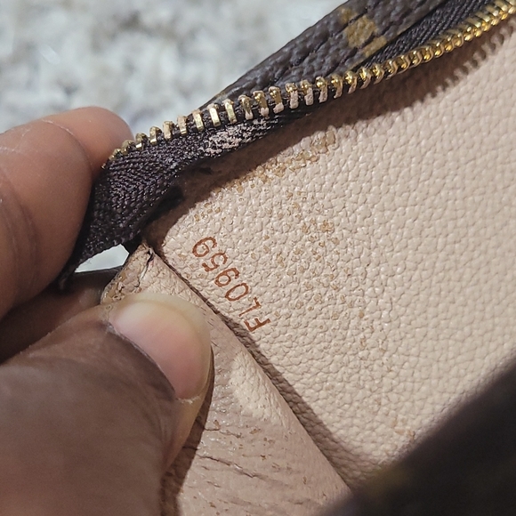 Louis Vuitton Cosmetics Pouch / Pochette - Picture 15 of 16